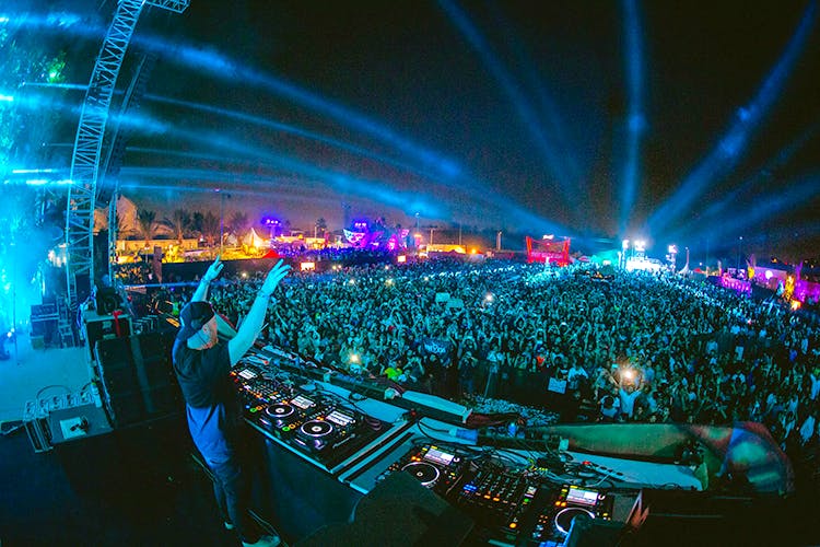 Entertainment,Performance,Stage,Light,Event,Rock concert,Concert,Crowd,Public event,Performing arts