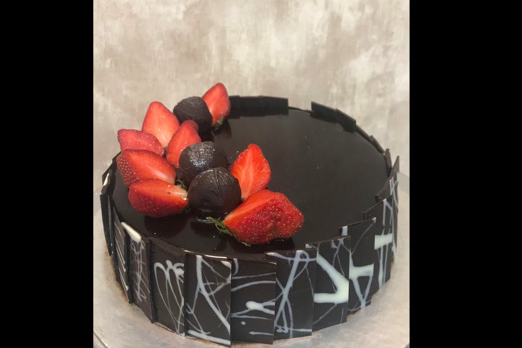 Cake,Chocolate cake,Food,Dessert,Flourless chocolate cake,Cake decorating,Sachertorte,Chocolate,Sweetness,Ganache