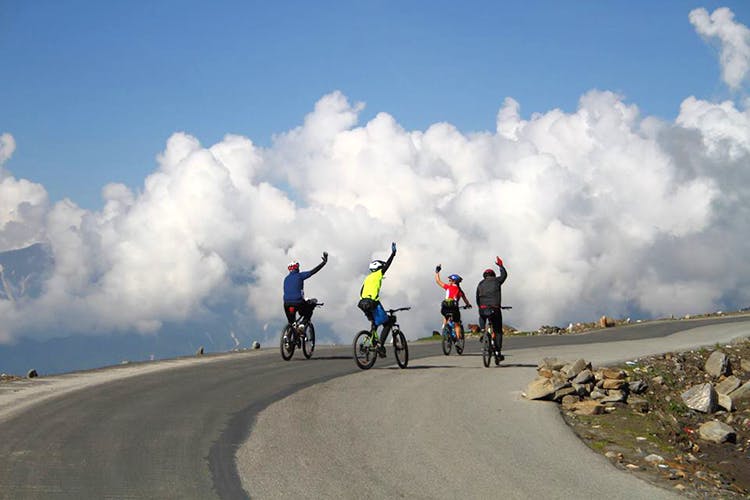 Cycling,Bicycle,Road cycling,Cycle sport,Cloud,Sky,Vehicle,Recreation,Outdoor recreation,Endurance sports