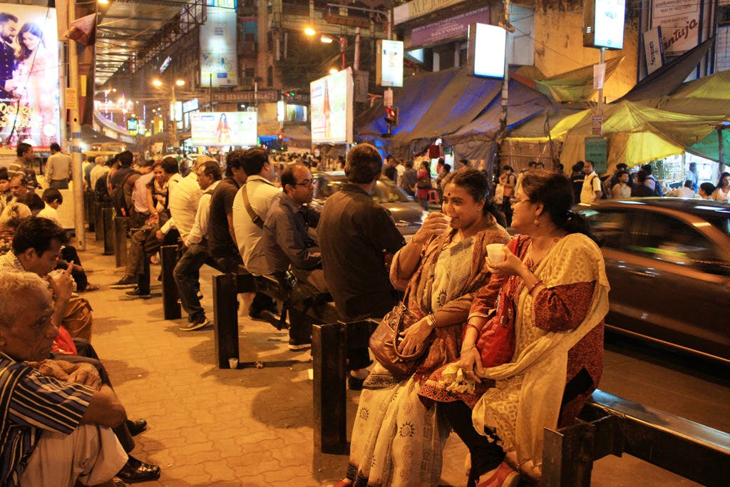 Chess Club  Meet some of the regular chess players and members of the  Gariahat Chess Club, under Kolkata's Gariahat flyover - Telegraph India