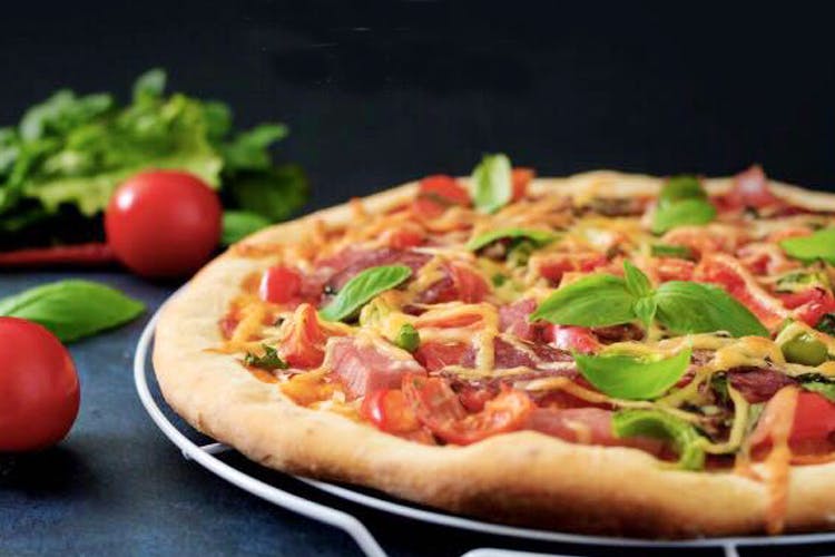Dish,Food,Cuisine,Pizza,Ingredient,Flatbread,California-style pizza,Italian food,Tarte flambée,Fast food