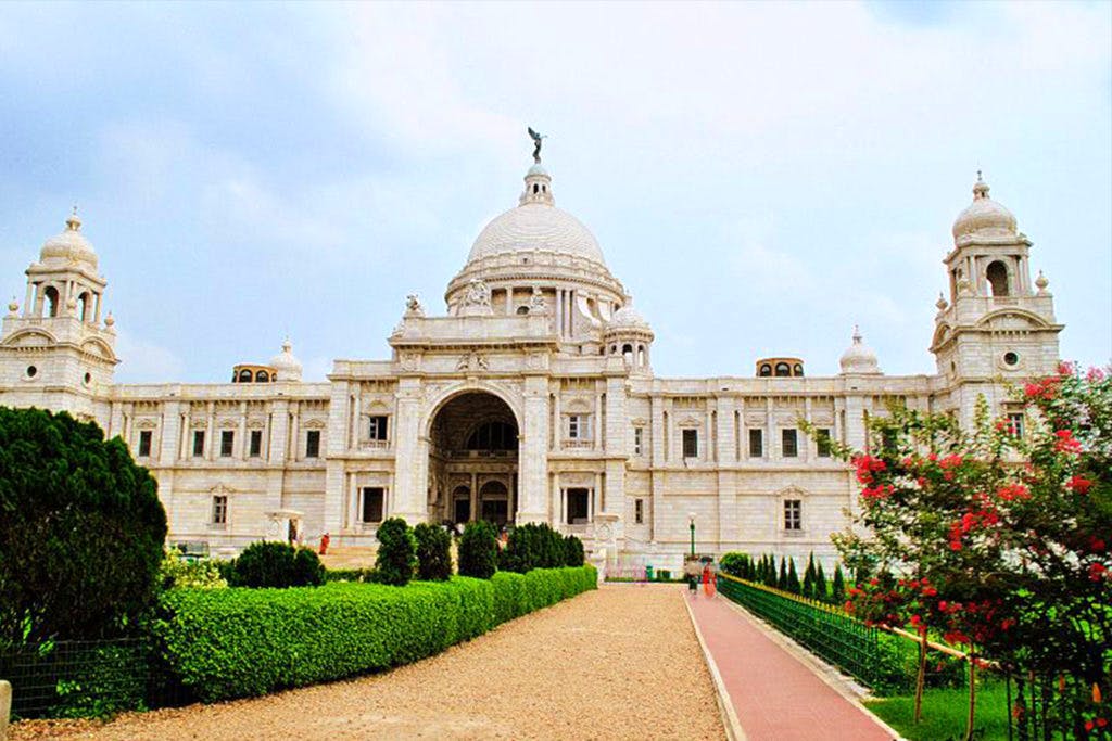 Landmark,Building,Palace,Architecture,Estate,Sky,Basilica,Mansion,Historic site,Official residence