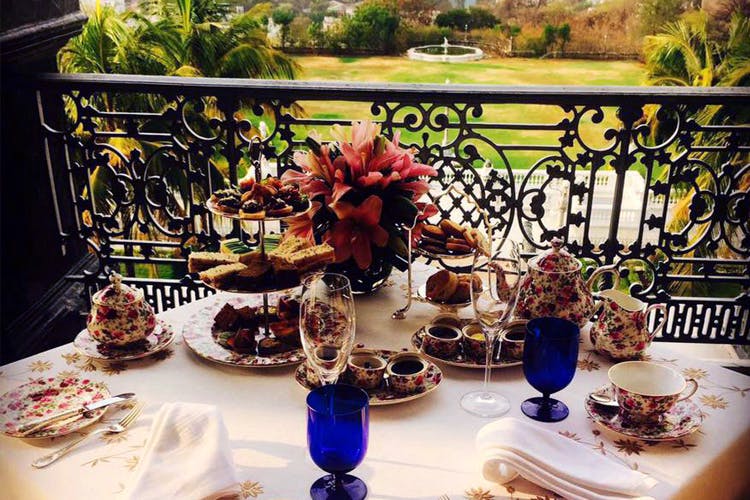 Table,Meal,Room,Interior design,Tableware,Brunch,Glass,Flower,Centrepiece,Textile