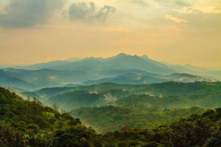 Mountainous landforms,Sky,Mountain,Nature,Highland,Hill,Hill station,Atmospheric phenomenon,Green,Vegetation