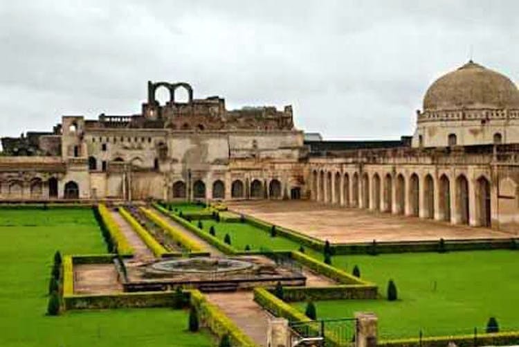 Landmark,Historic site,Building,Palace,Architecture,Fortification,Tourist attraction,Grass,Estate,Unesco world heritage site