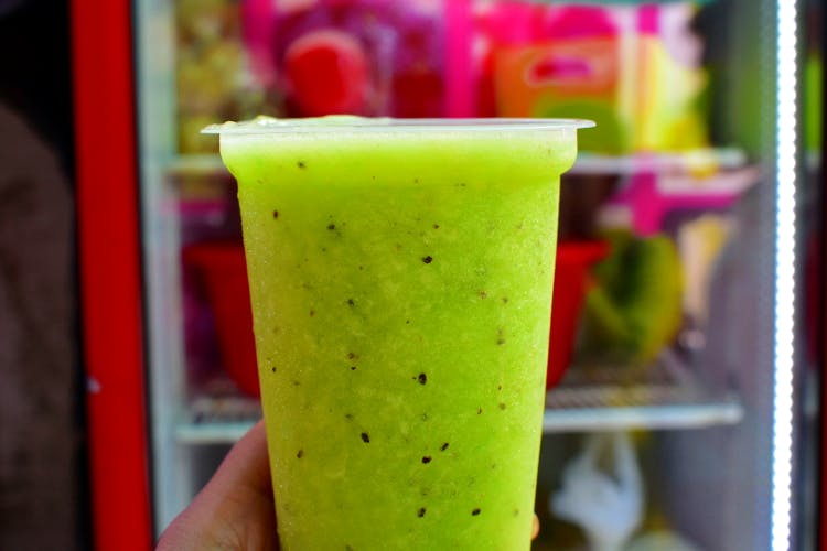 Smoothie,Health shake,Drink,Green,Vegetable juice,Food,Juice,Kiwifruit,Non-alcoholic beverage