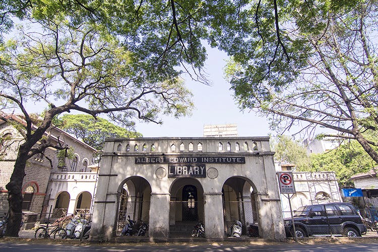 Architecture,Building,Tree,Arch,Neighbourhood,Vehicle,Car,House,City,Facade