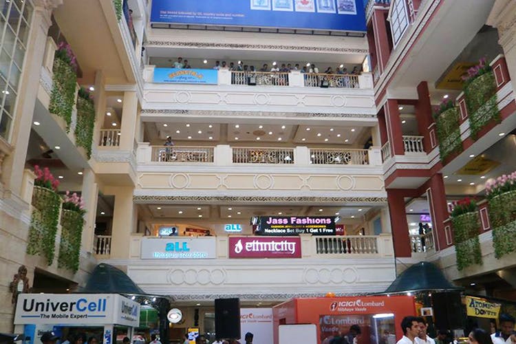 Shopping mall,Building,Outlet store,Mixed-use,Metropolitan area,Retail,Architecture,Commercial building,Plaza,Shopping