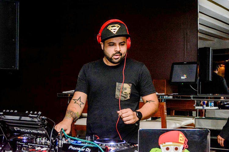 Disc jockey,Entertainment,Deejay,Electronics,Music,Music artist,Technology,Event,Musician,Performance