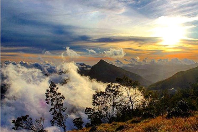 Sky,Mountainous landforms,Mountain,Nature,Natural landscape,Mountain range,Cloud,Highland,Atmospheric phenomenon,Wilderness