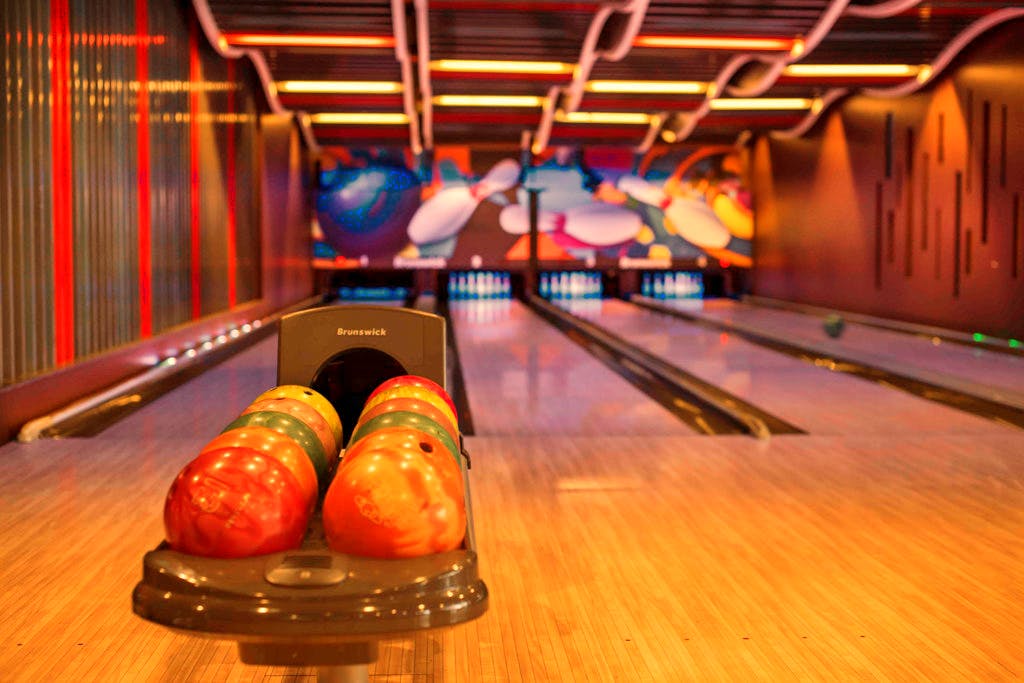 Bowling,Ten-pin bowling,Bowling equipment,Bowling pin,Ball,Duckpin bowling,Bowling ball,Individual sports,Ball game,Fun
