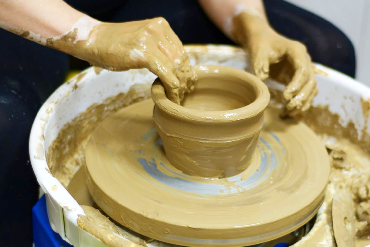 Potter's wheel,Pottery,Machine,Wheel,Clay,Auto part,earthenware,Automotive wheel system,Art,Ceramic