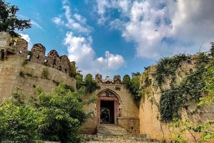 Ruins,Historic site,Fortification,Sky,Building,Archaeological site,Architecture,Tree,Ancient history,Medieval architecture