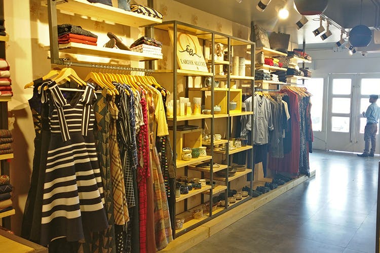 Outlet store,Boutique,Retail,Building,Inventory,Room,Closet,Shopping