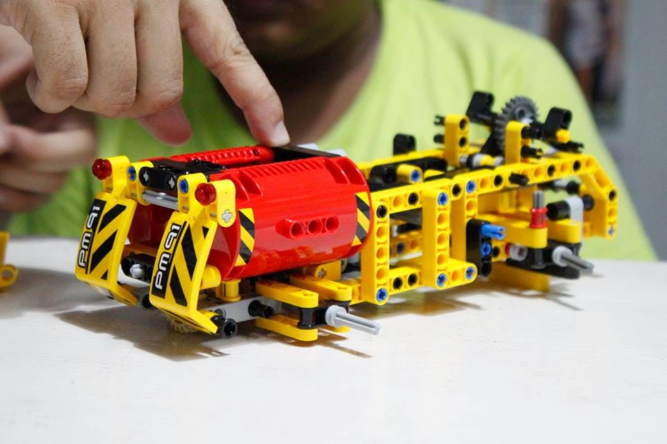 Toy,Lego,Engineering,Machine,Construction set toy,Vehicle