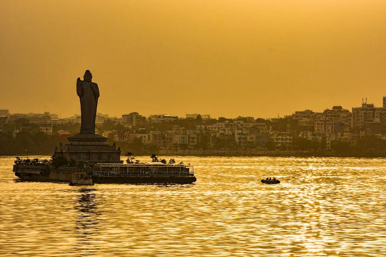 Landmark,Water,Sky,Statue,River,Sunset,Morning,Horizon,Monument,Waterway