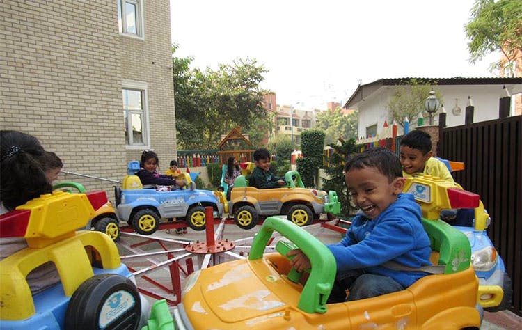Motor vehicle,Vehicle,Yellow,Mode of transport,Play,Fun,Child,Kindergarten,Car,Recreation