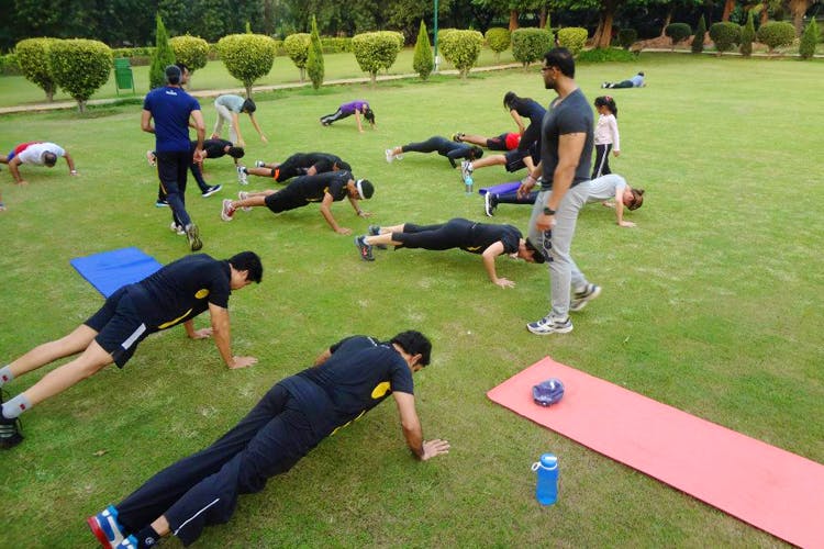 Press up,Sports training,Circuit training,Training,Grass,Physical fitness,Joint,Sports,Leisure,Team