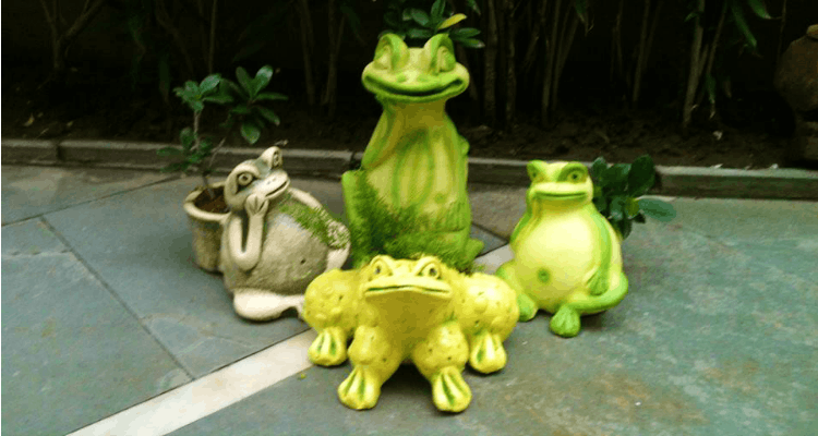Green,Toad,Frog,Amphibian,Organism,Sculpture,Statue,Lawn ornament,Art