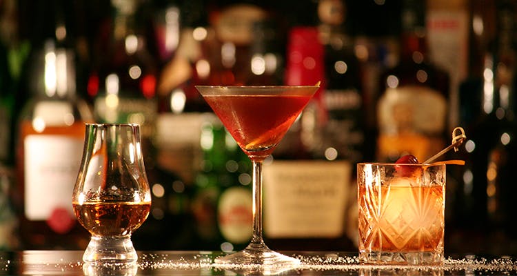 Drink,Classic cocktail,Alcoholic beverage,Manhattan,Distilled beverage,Liqueur,Alcohol,Cocktail,Martini glass,Wine cocktail