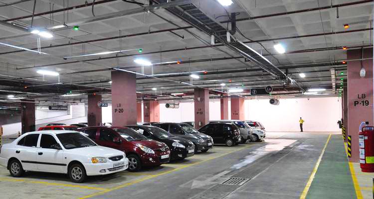 Vehicle,Car,Parking,Parking lot,Automobile repair shop,Building,Car dealership,Automotive parking light,Volvo v70