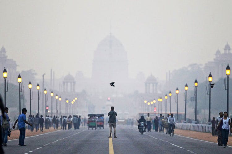 Atmospheric phenomenon,Haze,Fog,Mist,Urban area,Sky,Architecture,Thoroughfare,City,Metropolis