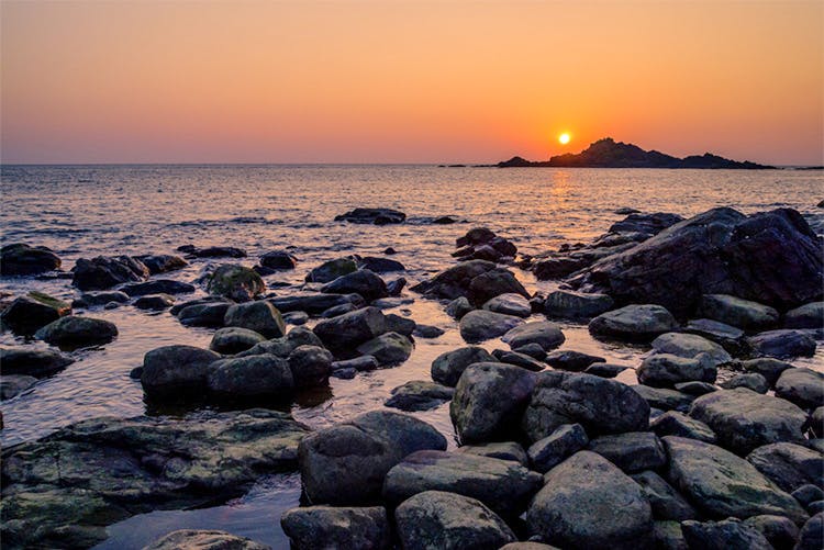 Body of water,Sky,Sea,Horizon,Sunset,Shore,Rock,Ocean,Coast,Water