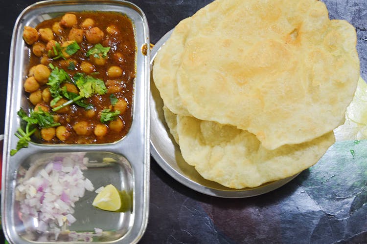 Dish,Food,Cuisine,Ingredient,Puri,Chole bhature,Chana masala,Indian cuisine,Produce,Lunch