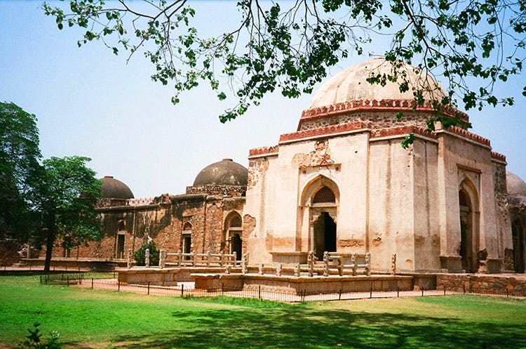 Landmark,Architecture,Holy places,Building,Historic site,Mausoleum,Arch,Tomb,Place of worship,Ancient history