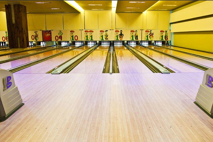 Bowling,Ten-pin bowling,Bowling pin,Bowling equipment,Leisure centre,Floor,Ball,Yellow,Individual sports,Duckpin bowling