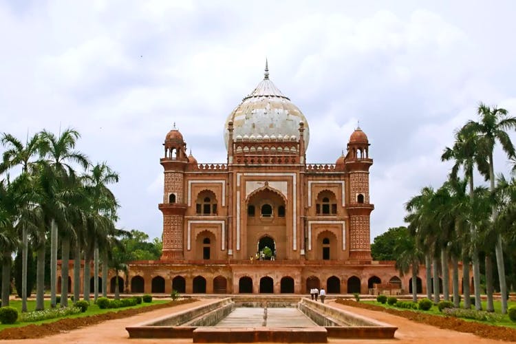 Landmark,Building,Dome,Architecture,Classical architecture,Historic site,Tomb,Place of worship,Palm tree,Official residence