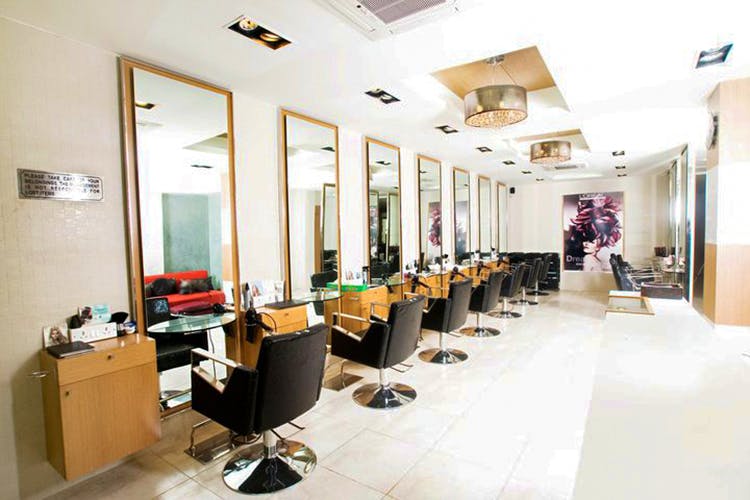 Beauty salon,Building,Interior design,Salon,Room,Restaurant,Ceiling,Lobby,Office,Hairdresser
