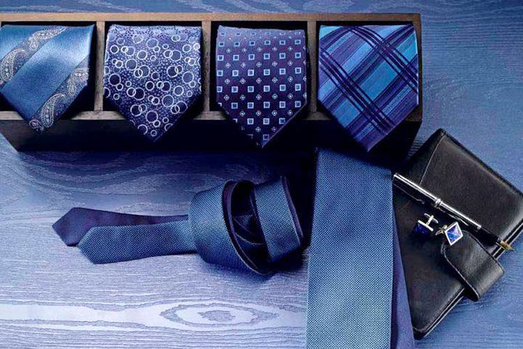 Tie,Blue,Bow tie,Fashion accessory,Pattern