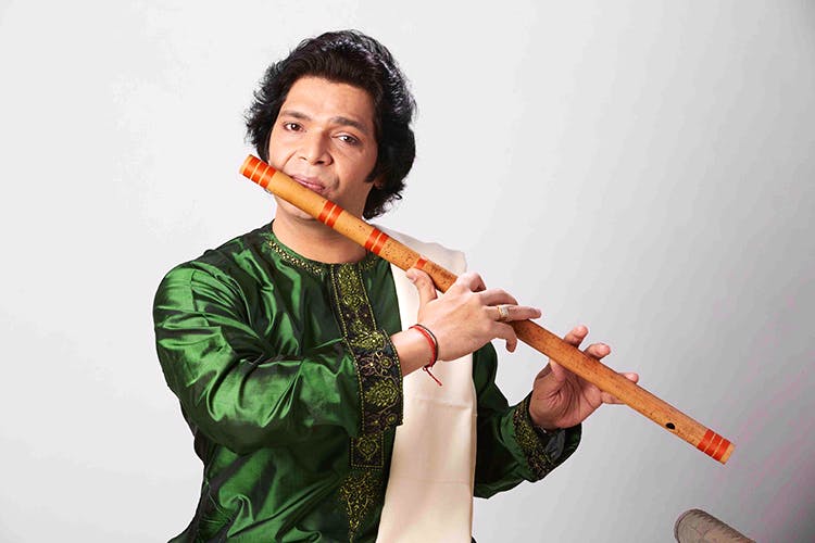 Flautist,Bansuri,Dizi,Bamboo flute,Flute,Shakuhachi,Musical instrument,Pipe,Woodwind instrument,Wind instrument