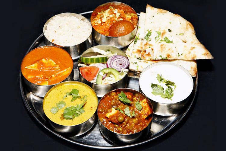 Dish,Food,Cuisine,Ingredient,Naan,Punjabi cuisine,Raita,Meal,Indian cuisine,Chapati