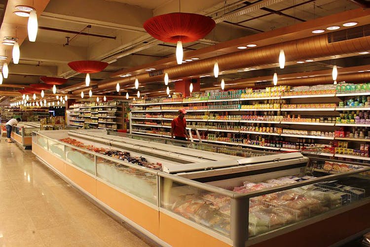 Supermarket,Grocery store,Retail,Building,Aisle,Convenience store,Convenience food,Display case,Outlet store