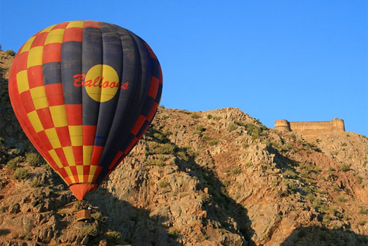 Hot air ballooning,Hot air balloon,Air sports,Vehicle,Recreation,Balloon,Morning,Sky,Landscape,Air travel