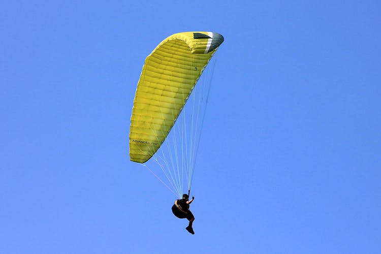 Paragliding,Parachute,Air sports,Parachuting,Windsports,Sky,Wind,Extreme sport,Sports equipment,Kite sports