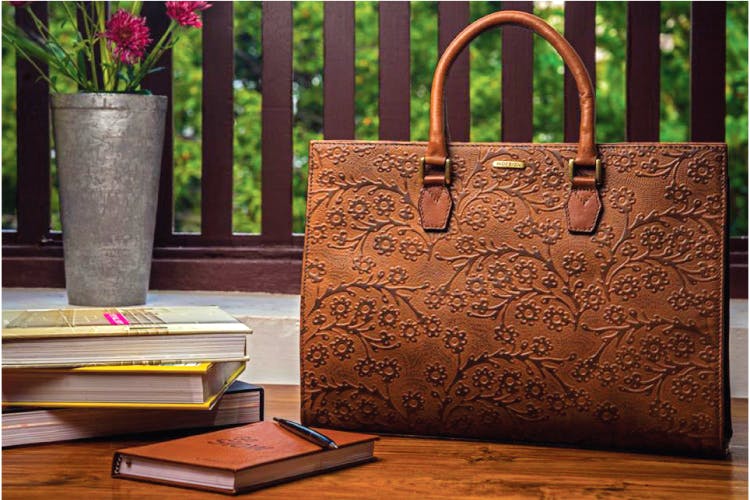 Handbag,Bag,Brown,Leather,Fashion accessory,Material property,Still life,Luggage and bags,Shopping bag,Metal
