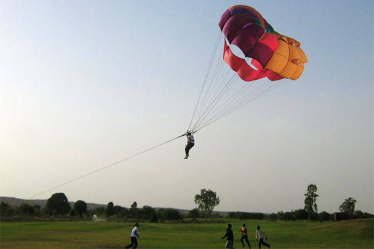 Parachute,Sky,Paragliding,Parachuting,Air sports,Parasailing,Windsports,Kite sports,Sports equipment,Fun