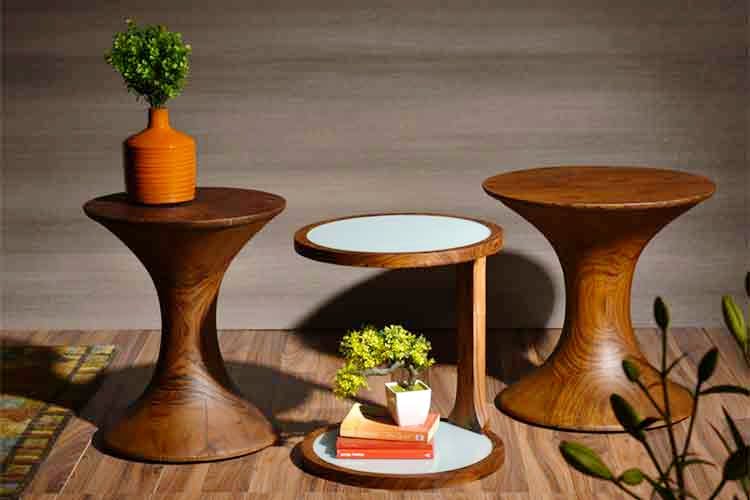Table,Furniture,Vase,Flowerpot,Houseplant,Ceramic,Still life photography,End table,Interior design,Plant