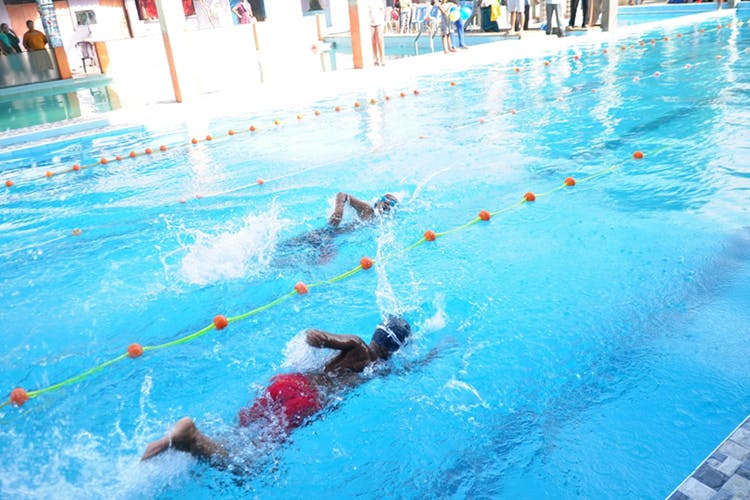 Swimming pool,Leisure centre,Swimming,Swimmer,Leisure,Recreation,Fun,Sports,Individual sports,Freestyle swimming