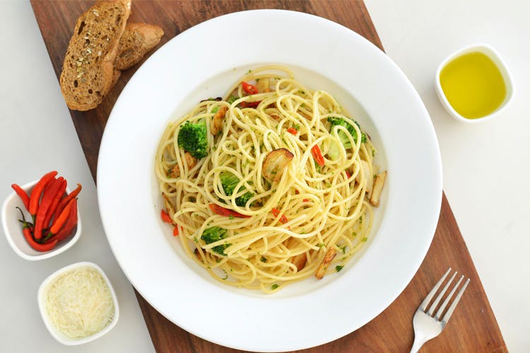 Dish,Food,Noodle,Spaghetti,Cuisine,Capellini,Spaghetti aglio e olio,Ingredient,Shirataki noodles,Chow mein