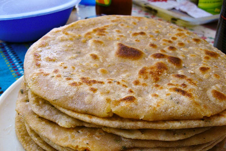 Dish,Food,Cuisine,Ingredient,Flatbread,Naan,Baked goods,Roti,Kulcha,Bazlama