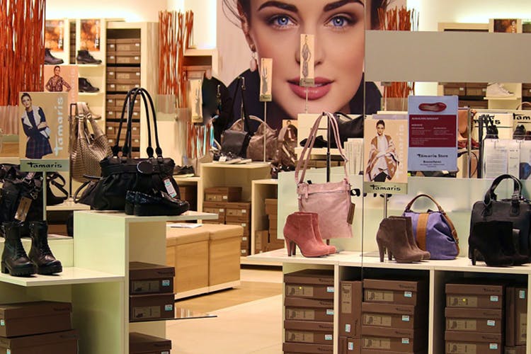 Eyewear,Boutique,Retail,Fashion,Shopping,Eye,Outlet store,Display window,Fashion accessory,Fashion design