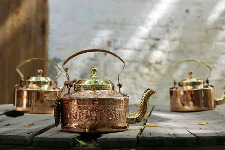 Kettle,Teapot,Still life photography,Still life,Copper,Brass,Metal,Small appliance,Stovetop kettle,Tableware