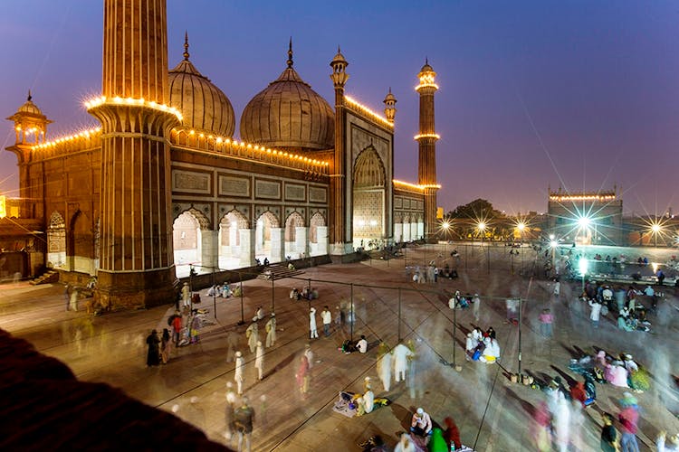 Landmark,Building,City,Architecture,Byzantine architecture,Basilica,Place of worship,Night,Mosque,Metropolitan area