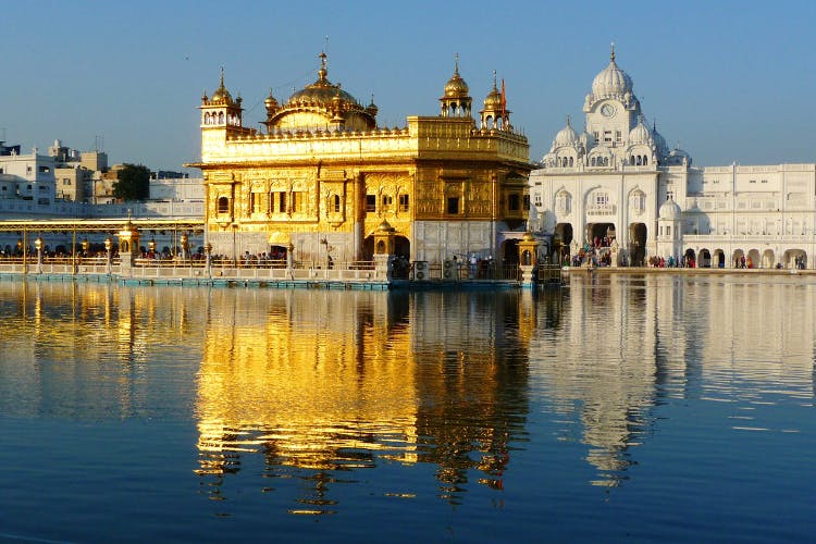 Reflection,Landmark,Building,Reflecting pool,Architecture,Palace,Sky,Water,Temple,City