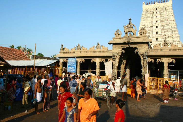 Hindu temple,Tourism,Temple,Temple,Shrine,Building,Crowd,Place of worship,Travel,Leisure