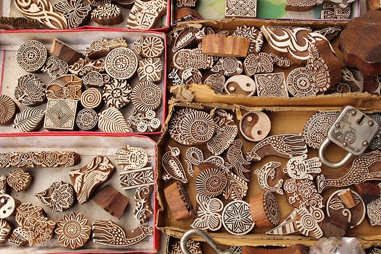 Carving,Brown,Stone carving,Pattern,Copper,Ceramic,Metal,Ornament